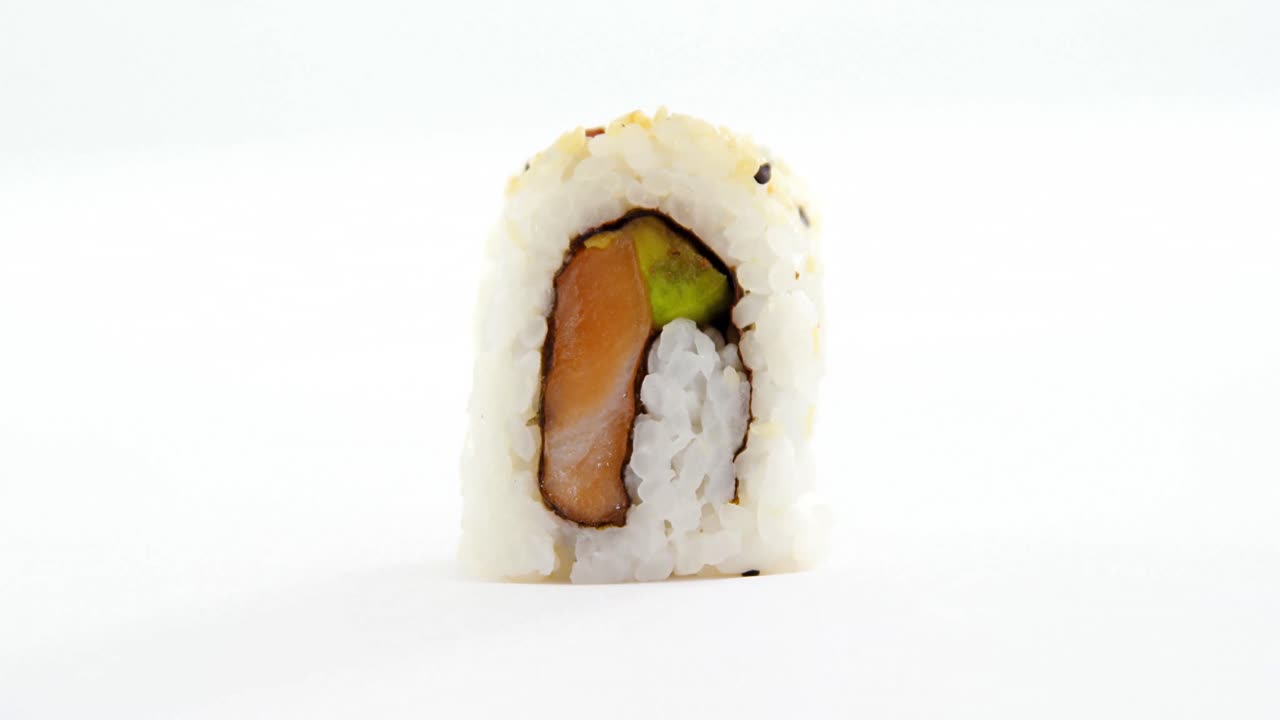 rollo de sushi en fondo blanco