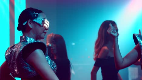 grupo de personas bailando en un club nocturno de discoteca al ritmo de la música de dj en el escenario