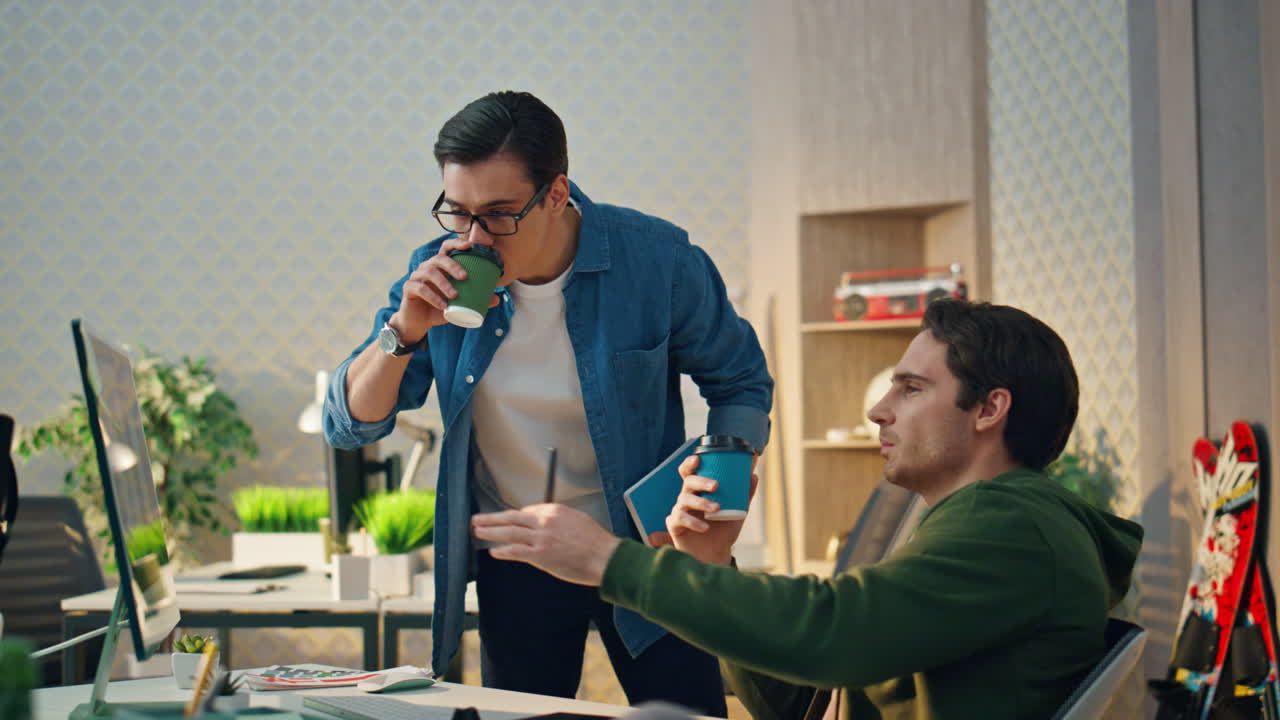 창의적인 프리랜서가 사무실에서 모니터를 가리키고 영감을 받은 사업가