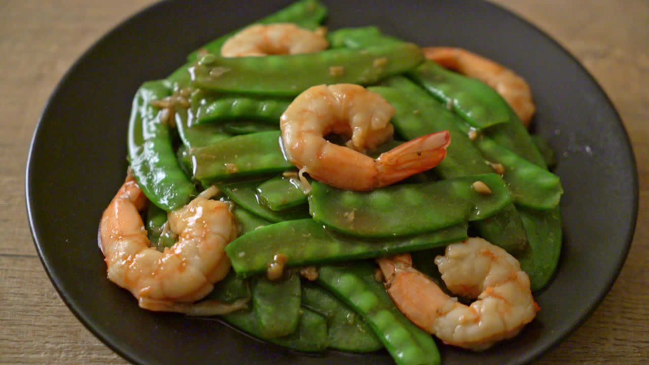 새우를 곁들인 녹색 완두콩 볶음 - 수제 음식 스타일