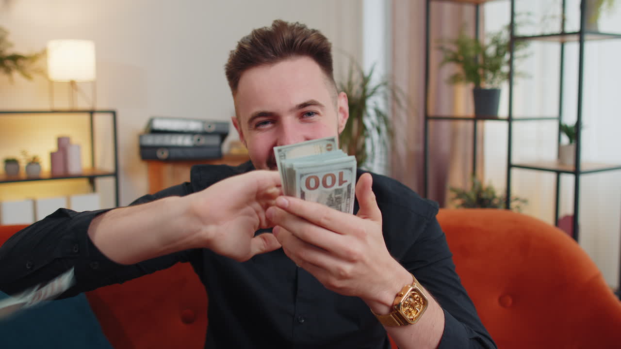 부유 한 남자 는 돈 을 비 하거나 던지는 것 을 보여 준다. 손 을 휘두르는 것, 이익 을 얻는 것, 복권 을 이기는 것, 공유 하는 것