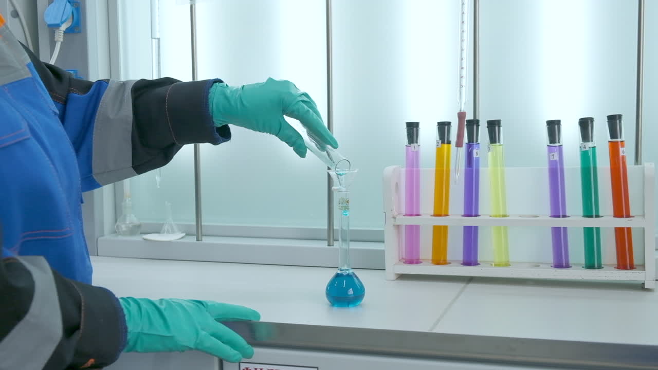 experimento de laboratorio con productos químicos de colores