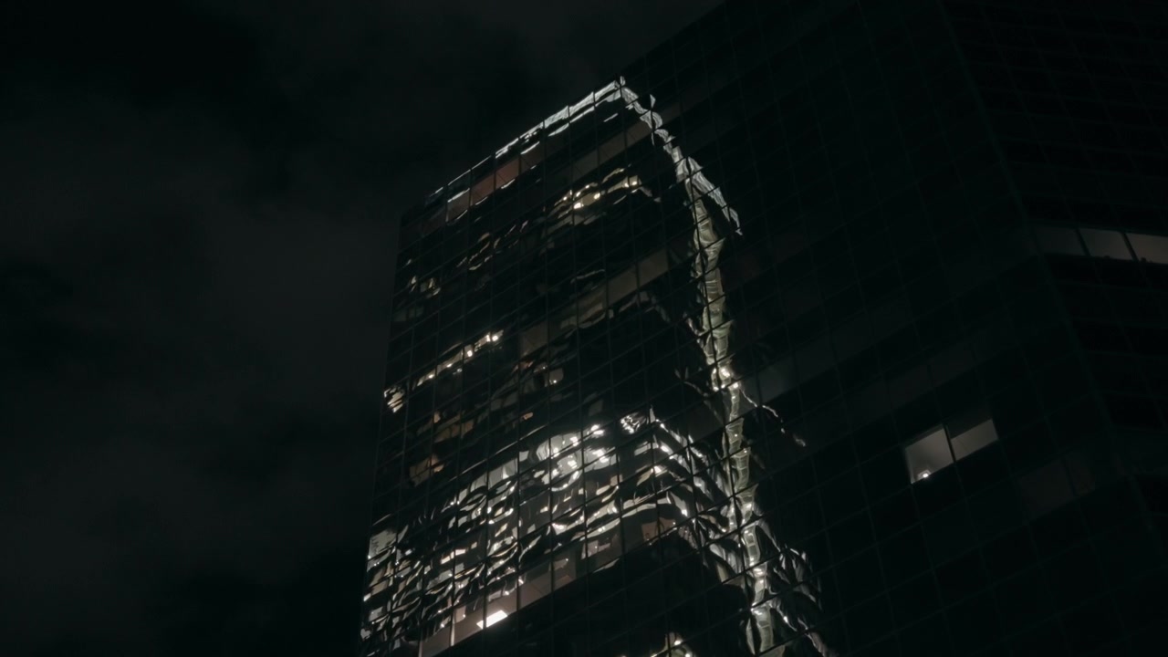 Edificio che si riflette in una facciata muraria