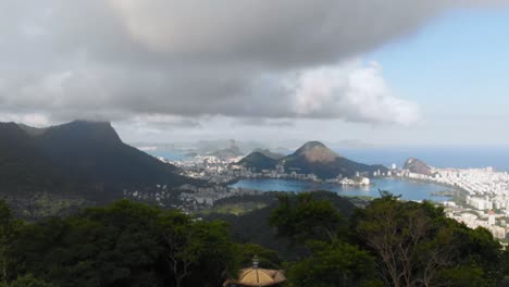 Desciende-Sobre-Las-Montañas-De-Río-De-Janeiro-Con-Vista-De-Dron-En-Un-Día-Nublado,-Capturando-La-Espectacular-Belleza-Del-Paisaje-Urbano