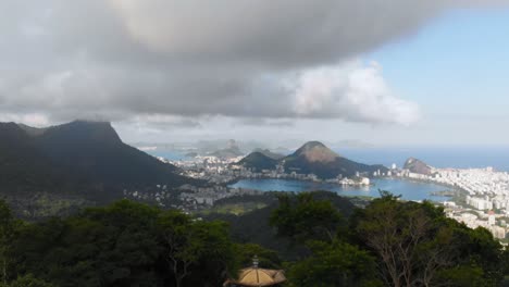 desciende sobre las montañas de río de janeiro con una vista de avión no tripulado en un día nublado, capturando la belleza dramática del paisaje urbano