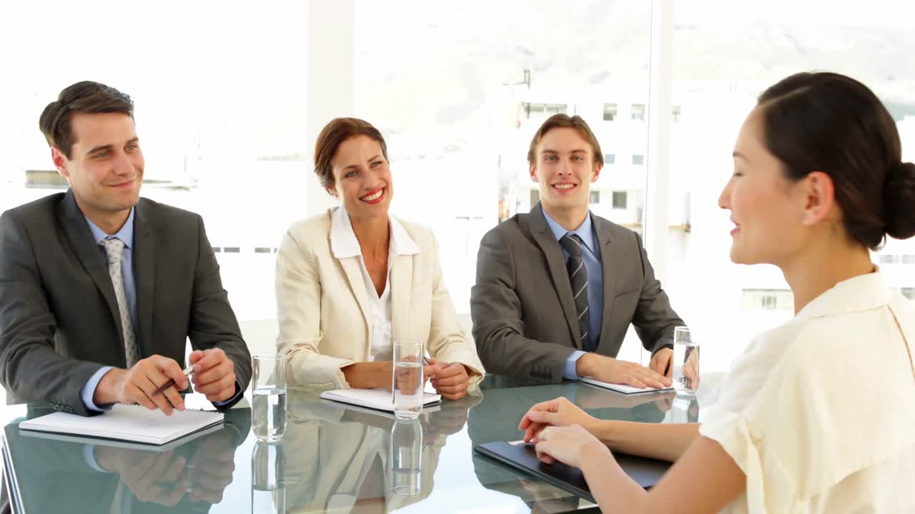 mujer de negocios feliz siendo entrevistada y ofrecida el trabajo