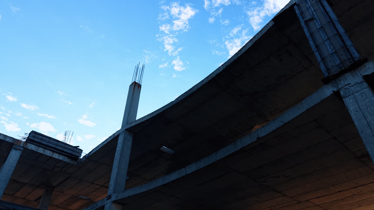 Pavimenti in cemento degli edifici del futuro. Angolazione dal basso verso l'alto del grattacielo in costruzione