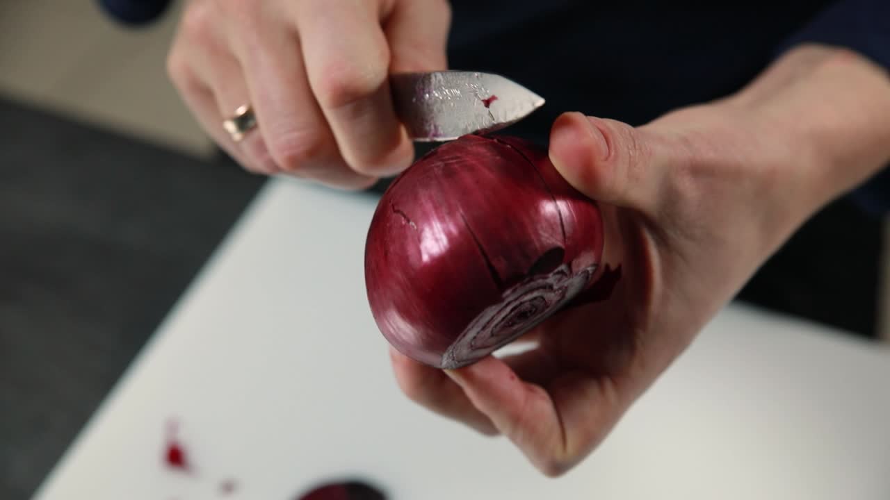 pelando una cebolla roja