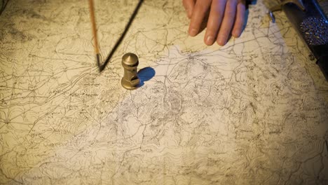 trabajando en un mapa dibujado en la edad media.