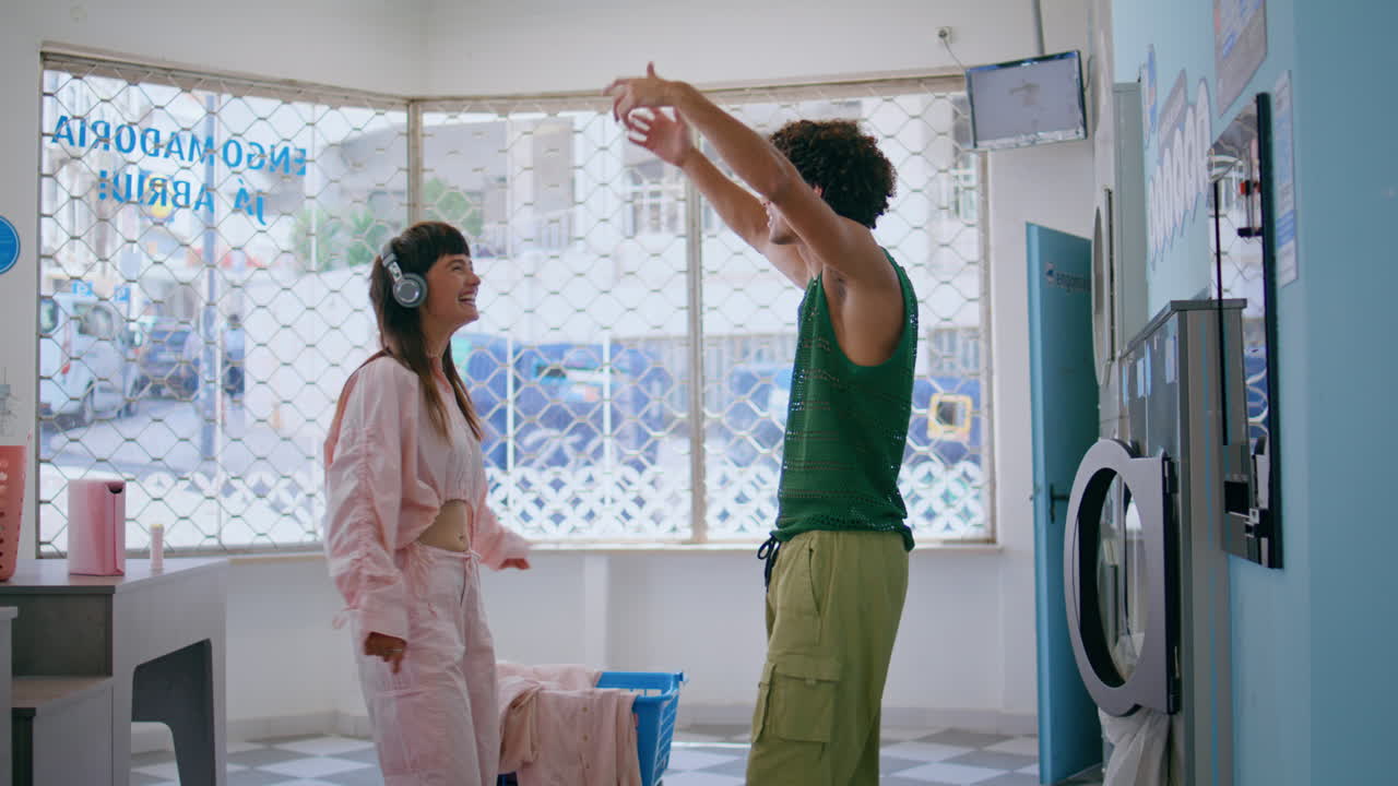 adolescentes enérgicos moviendo música en el servicio público. pareja feliz bailando juntos