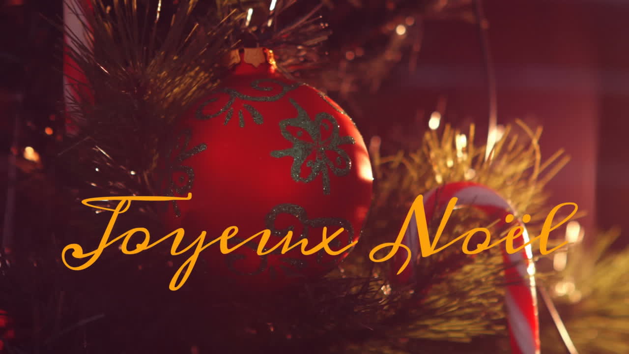 Animation du texte "Joyeux Noël" sur des décorations de Noël.