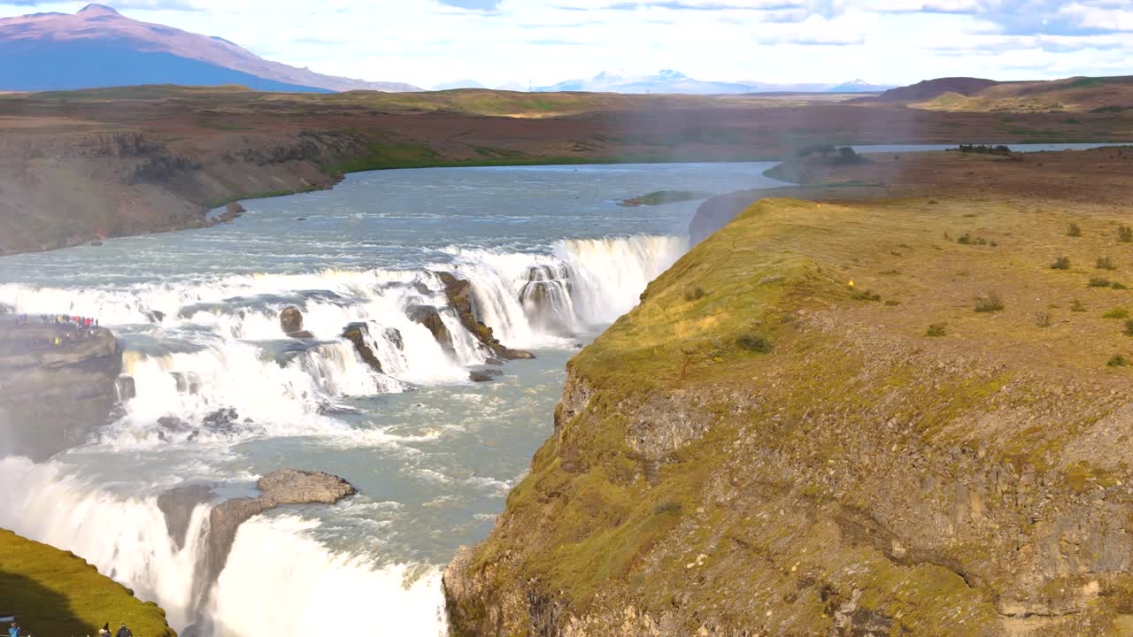 аэрофотосъемка туристов, восхищающихся знаменитым водопадом гуллфосс в исландии