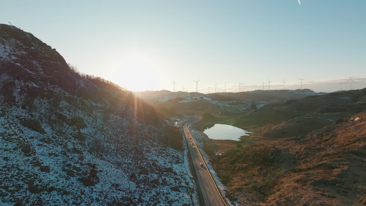 coches en una carretera estrecha al atardecer