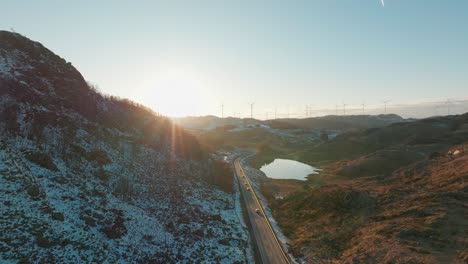 Autos-Auf-Einer-Schmalen-Straße-Im-Sonnenuntergang