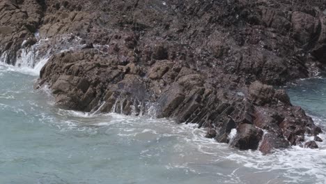 Las-Olas-Del-Océano-Caen-Sobre-La-Costa-Rocosa-De-Cornualles,-En-El-Suroeste-De-Inglaterra.