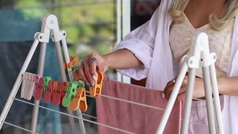 persona clips lavandería con pinzas de ropa de colores al aire libre