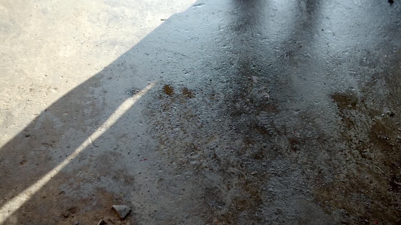 바닥에 있는 빨간 케이블과 움직이는 사람들의 그림자