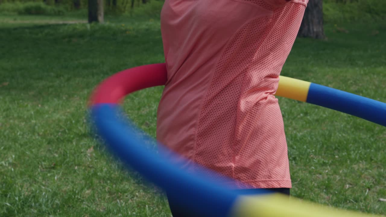 클로즈업 라 후프 운동 배 야외, 라후프 회전 체중 감량을 위해