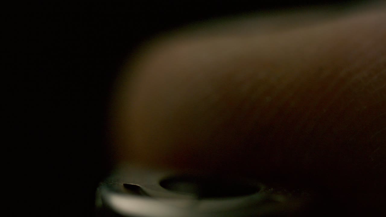 박이는 불꽃: 한 손이 라이터를 꺼내면서 불꽃에서 불꽃으로 변하는 매혹적인 변신을 목격하십시오.