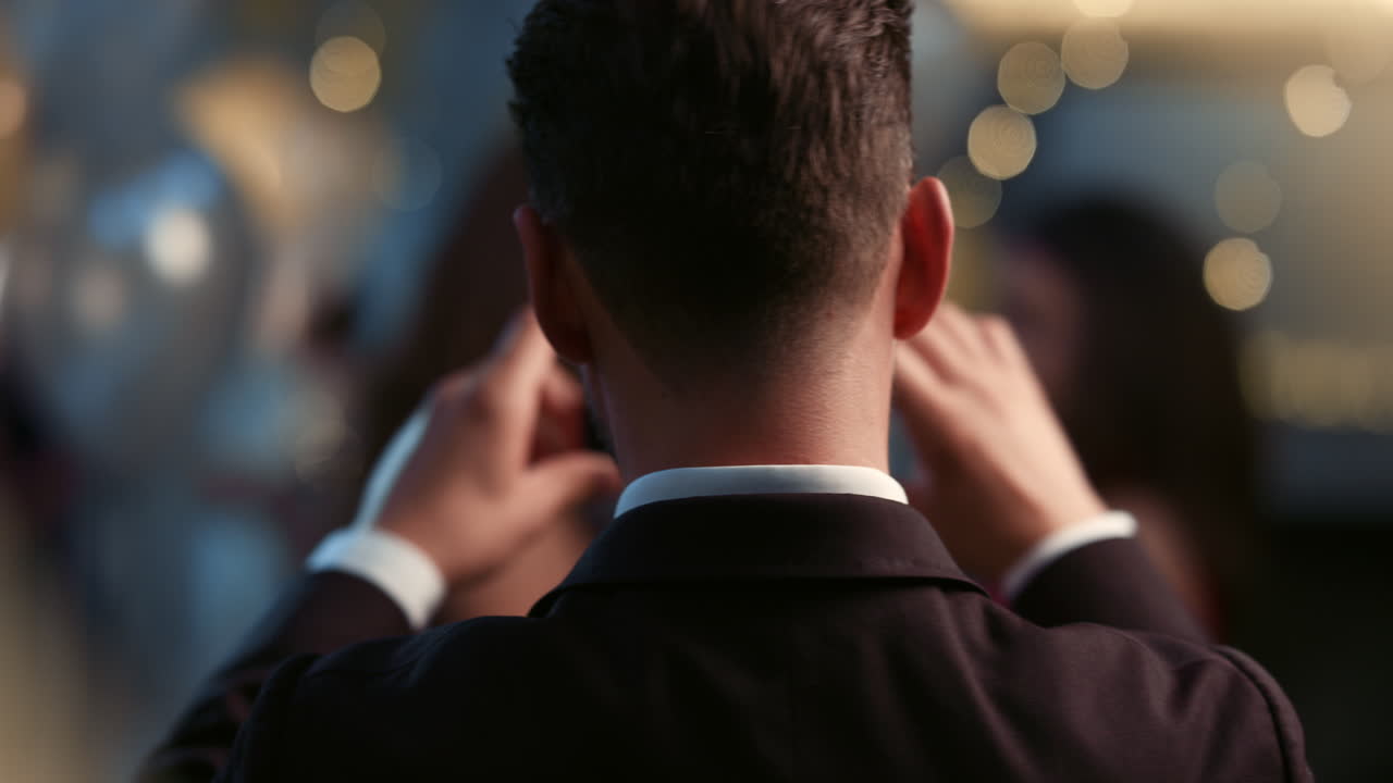 매력적인 남자가 파티에서 아름다운 여성들의 사진을 찍습니다.