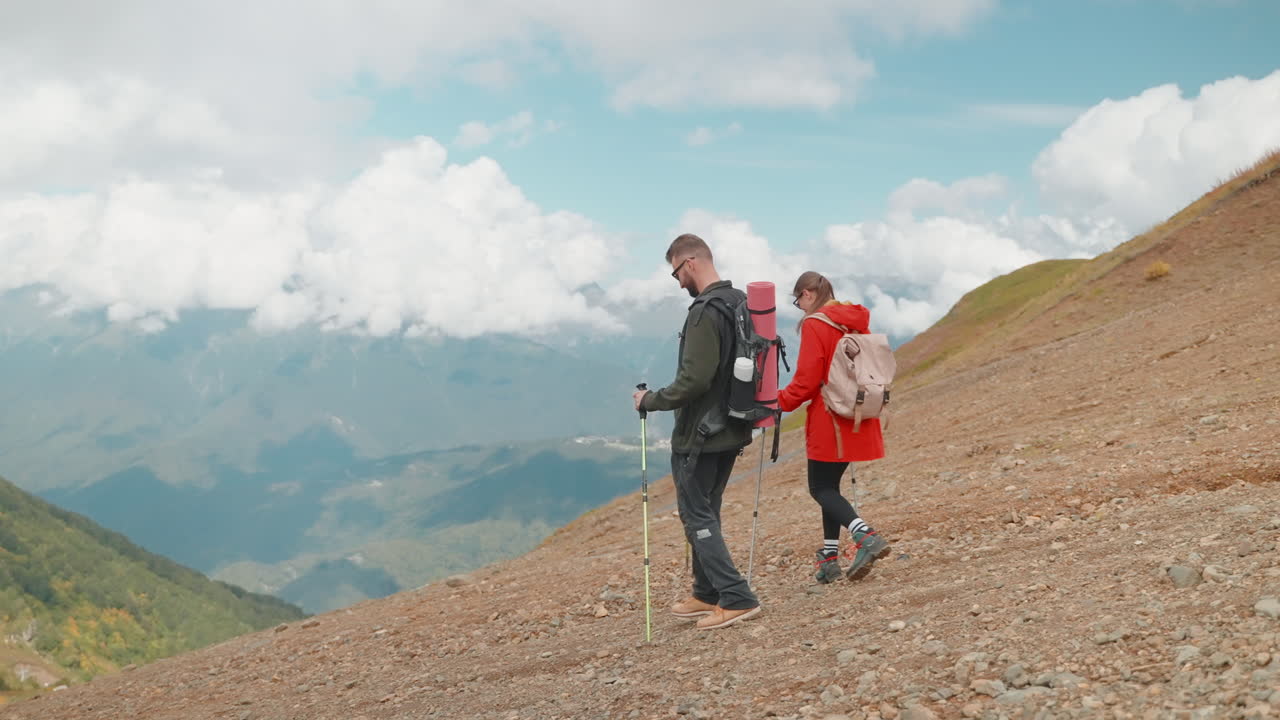Escursionisti che si godono un panorama montano