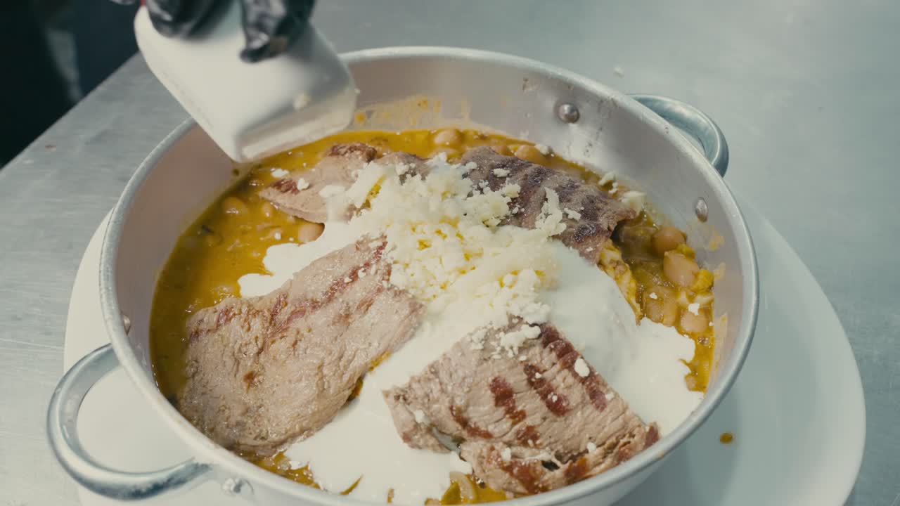 vertiendo queso en una comida moro