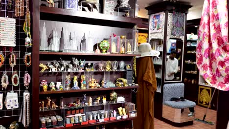 varios artículos expuestos en una tienda de recuerdos de dubai