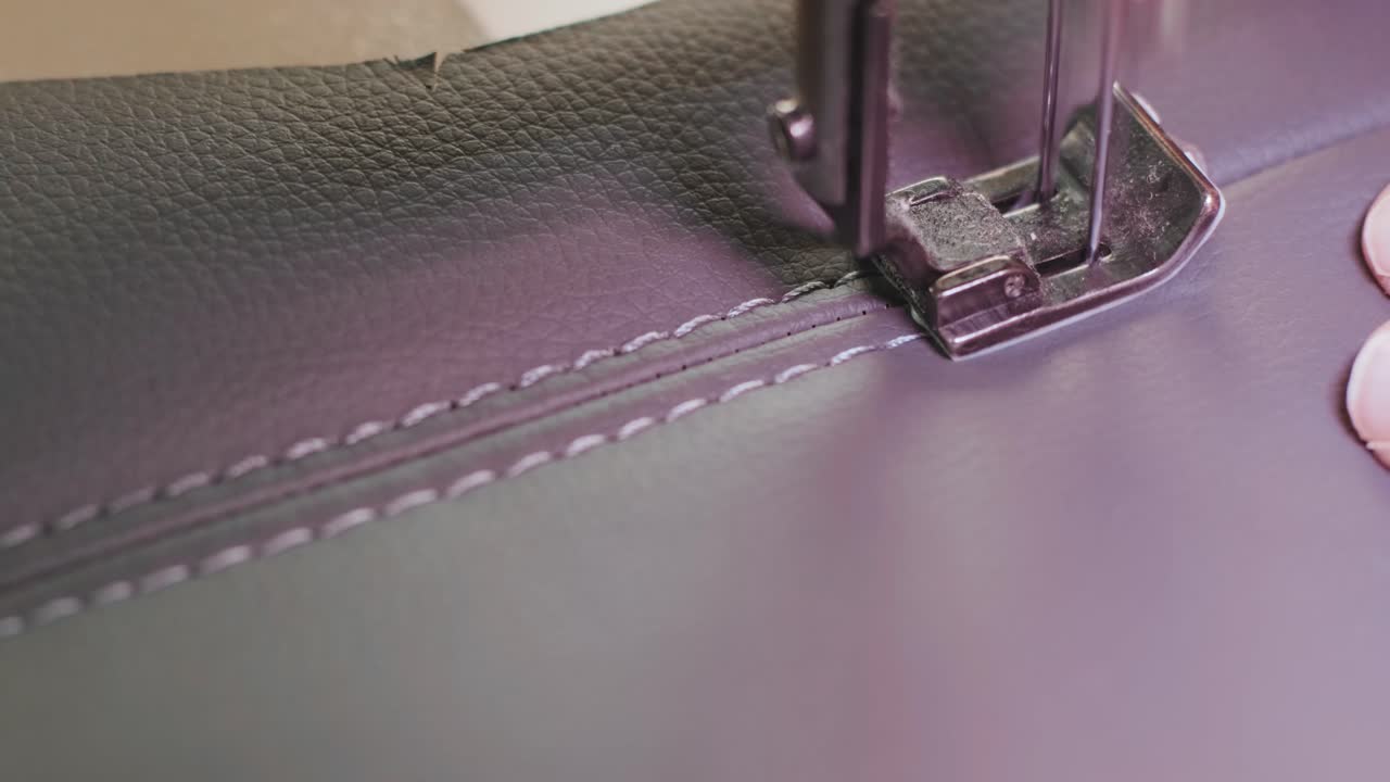 가죽과 함께 작업하는 바느질 기계의 근접 사진. cnc 바느질 머신