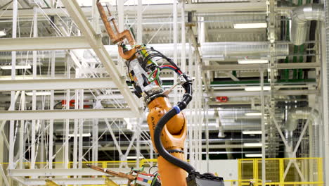robot de soldadura automatizado en una instalación de fabricación