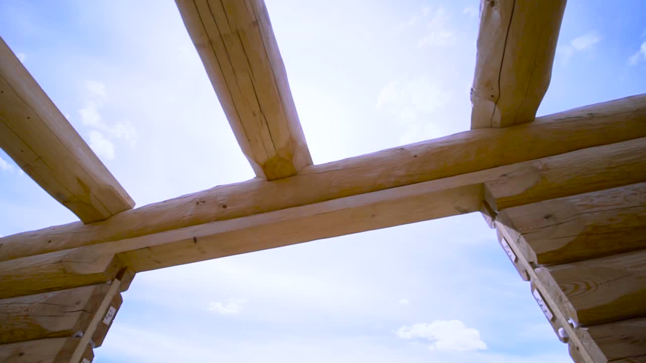 construcción de cabañas de madera en curso