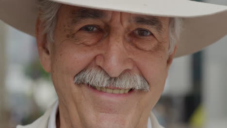 retrato cercano de un hombre maduro sonriendo con un sombrero de vacaciones
