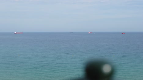 Vista-Al-Mar-Con-Barcos-De-Carga