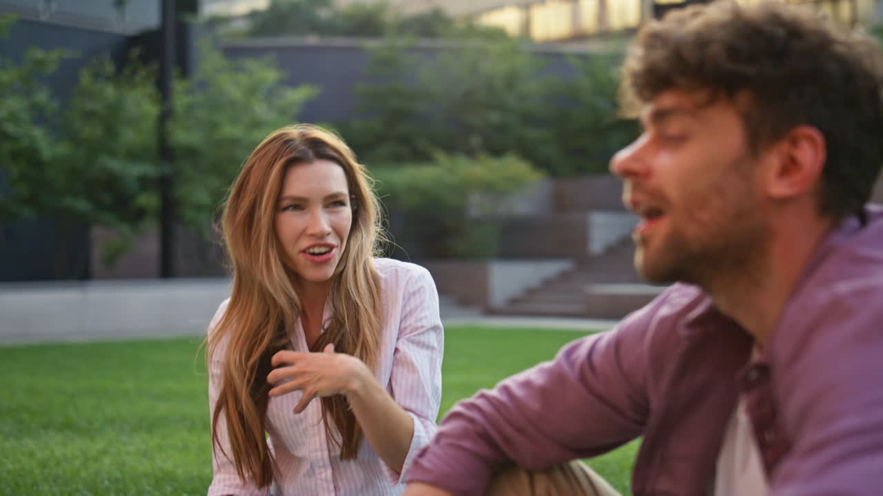 una chica alegre hablando con su amiga en el parque. una mujer atractiva y casual.