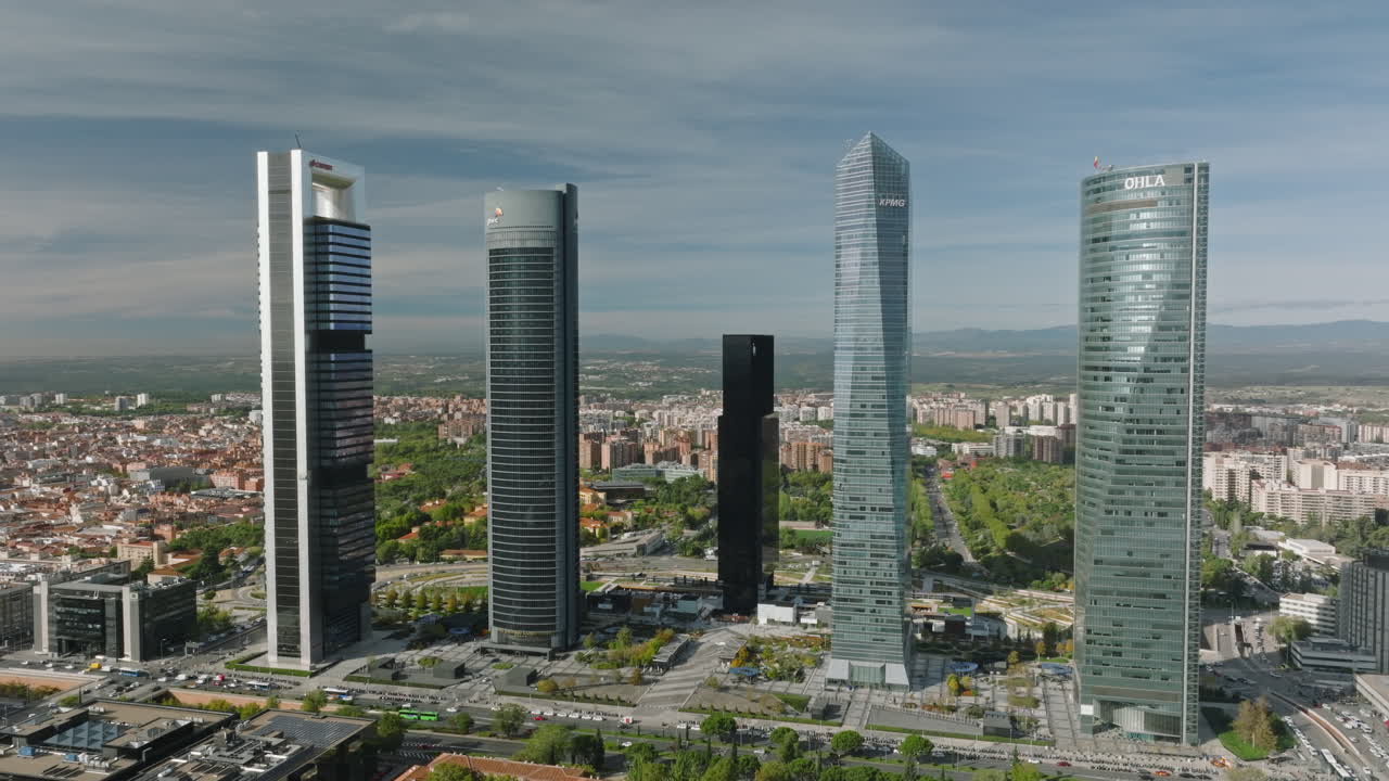 desde el cielo, el distrito financiero de madrid reluce de modernidad y prosperidad económica.