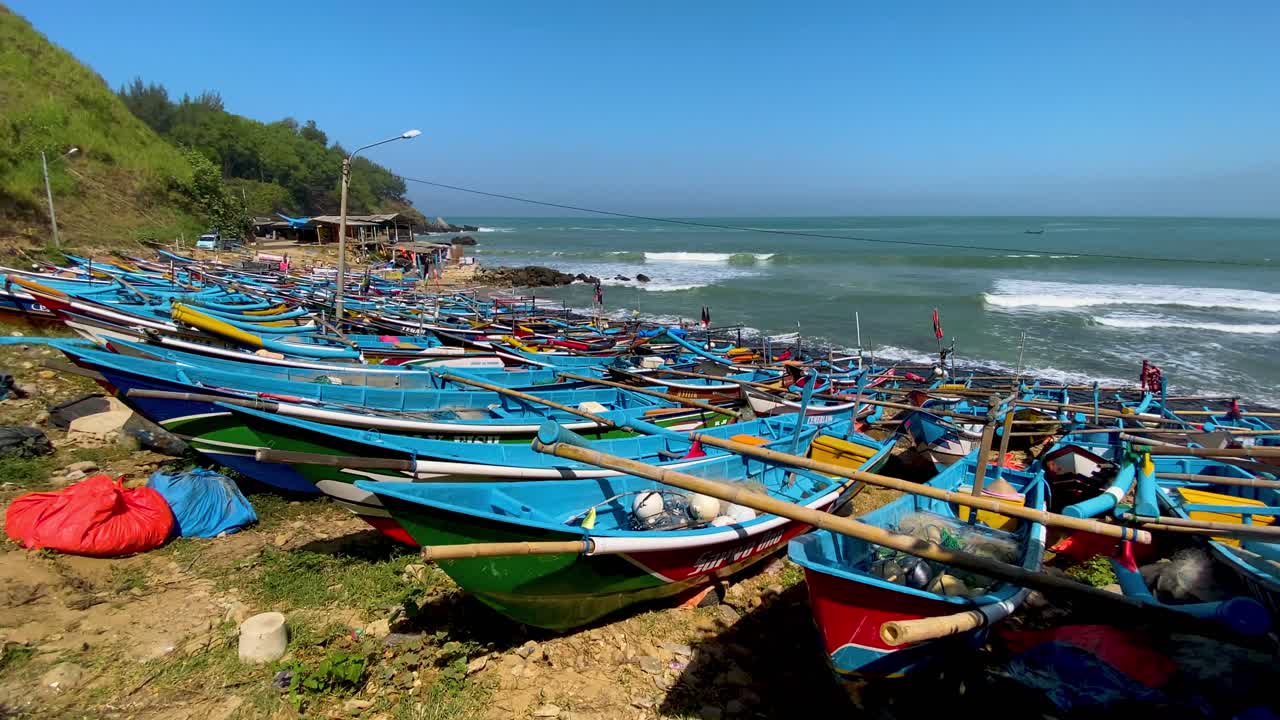 los emblemáticos barcos de pesca azules de indonesia amarrados en la playa de menganti