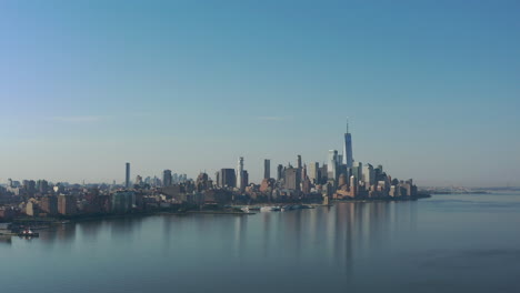 Eine-Drohnenansicht-Des-Hudson-River-Von-Der-New-Jersey-Seite-Früh-An-Einem-Sonnigen-Morgen