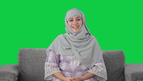 mujer musulmana feliz hablando con alguien pantalla verde
