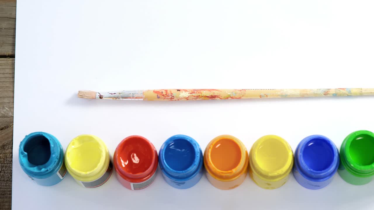 ⁇  종이 에 있는 수채화 페인트 와 페인트 브러시