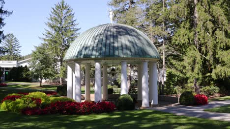 rotating parallax shot on gimbal of the springhouse at the greenbrier during summer