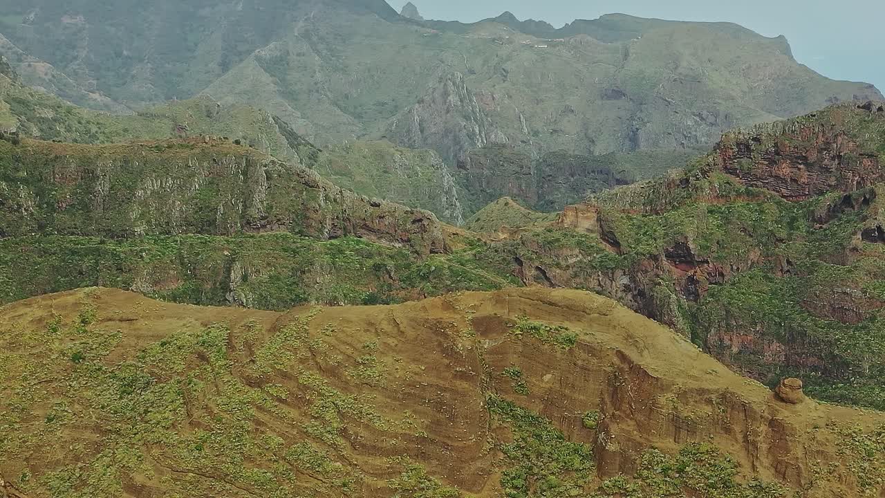 Panorami delle montagne e delle colline di Tenerife nelle Isole Canarie spagnole