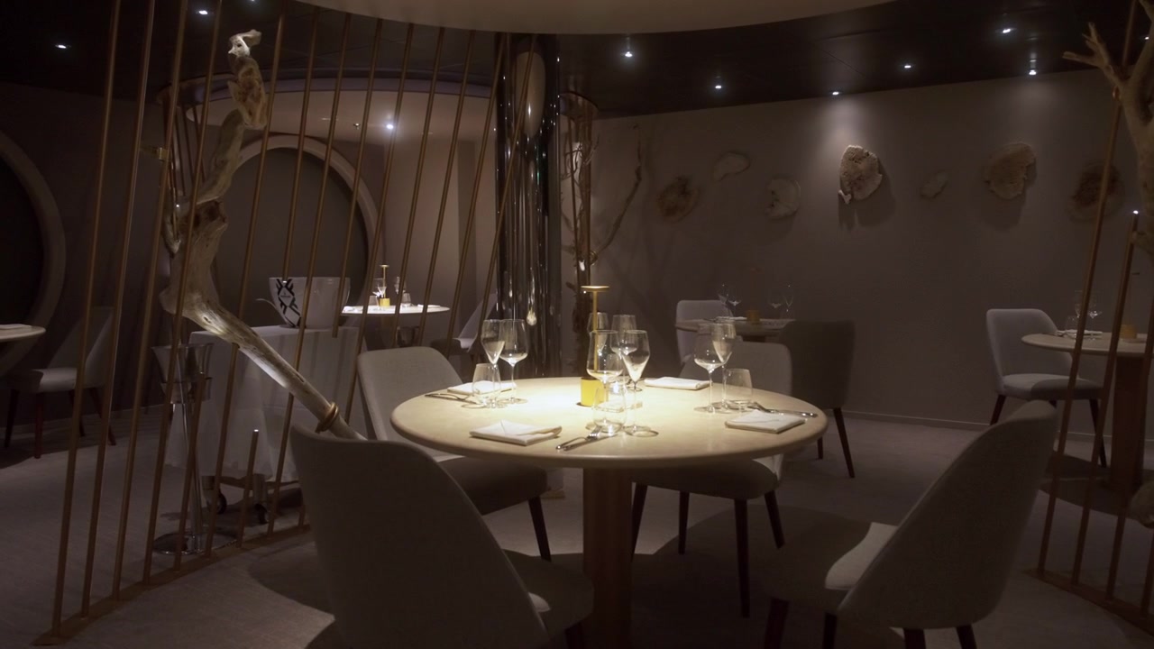 4K Luksus restaurantborde slowmotion b-roll gastronomi.