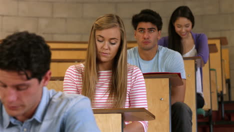 vista de cerca de los estudiantes que trabajan