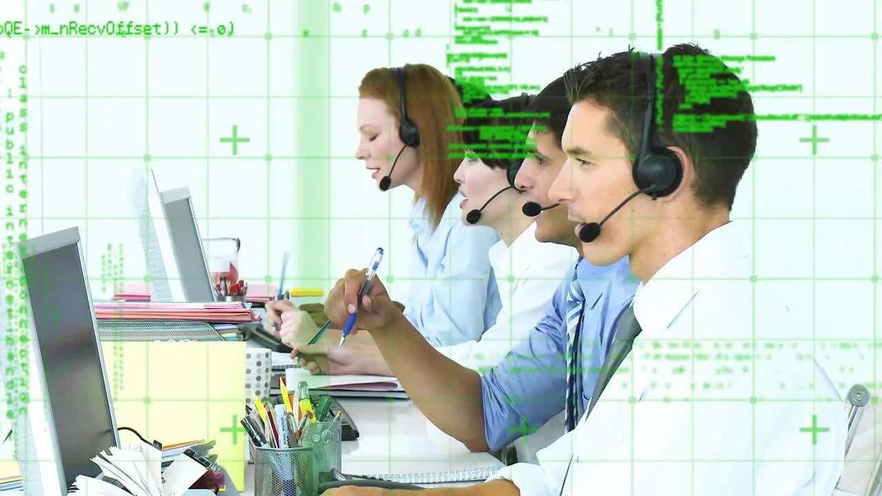 animación del procesamiento de datos sobre personas de negocios que usan auriculares telefónicos