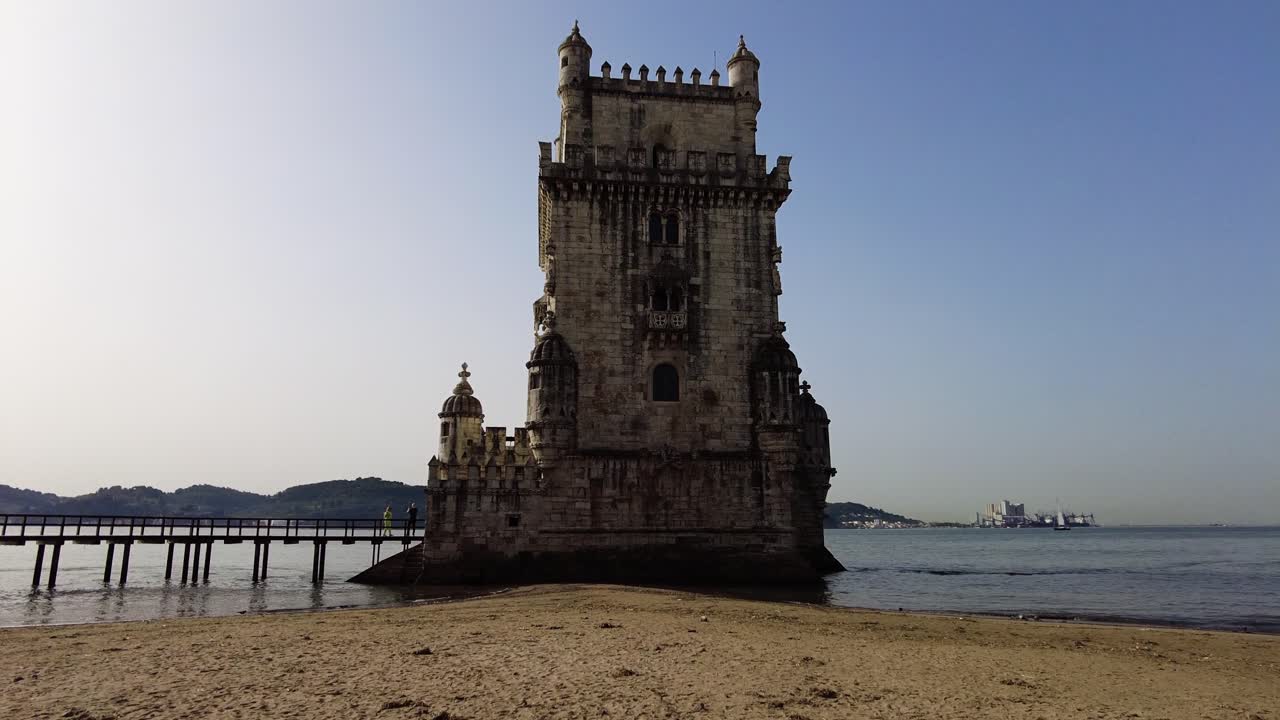inclinación hacia arriba en la histórica torre de belem en lisboa, portugal
