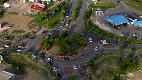 órbita aérea alrededor de la rotonda del círculo de tráfico ocupado en la isla caribeña con coches dando vueltas y saliendo