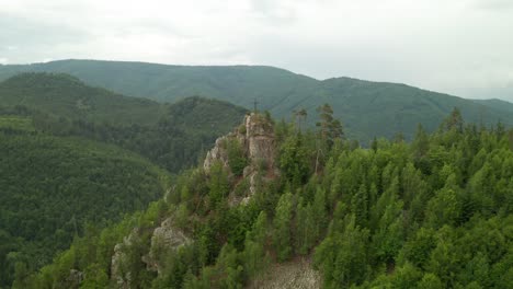 Imágenes-Aéreas-De-Drones-De-4k-Que-Dan-Vueltas-Alrededor-De-La-Cima-De-Una-Colina-Con-Una-Cruz-Cristiana-Cerca-De-Osrblie,-Eslovaquia-Central,-Europa