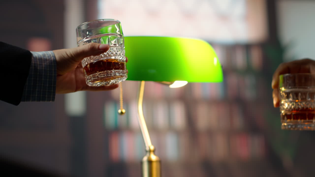 은 돈의 신사들이 버번 컵을 치고 그들의 축하를 위해 건배하고 있습니다.