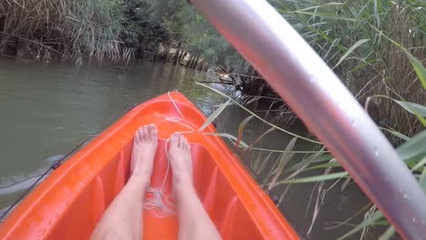 kajakfahren auf kleinen flüssen in italien