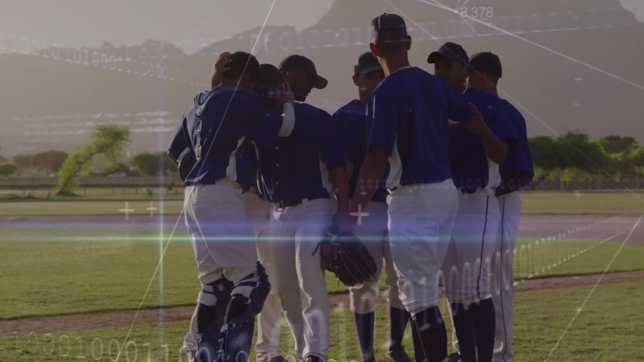 Giocatori di baseball che si uniscono sul monte di lancio dopo una giocata chiave, raggruppandosi, sistemando la protezione e unendosi sotto il tramonto.