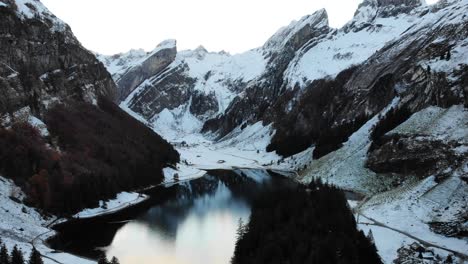 Sobrevuelo-Aéreo-Hacia-Las-Costas-Cubiertas-De-Nieve-De-Seealpsee-En-Appenzell,-Suiza-En-Invierno---4k